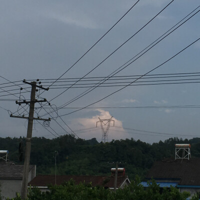 夏日的风雨总是吹皱城市的喧嚣