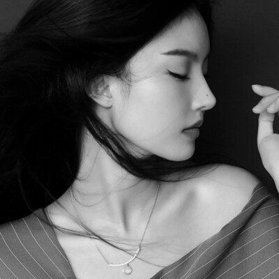 黑白女头
二传注明 dt一枕甜洝入梦