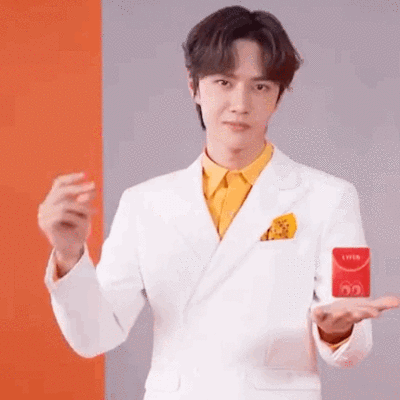 来伊份：#618新鲜Fun大招# 钱包捂好了，新鲜的还在后头！先来看我们代言人@UNIQ-王一博 给大家玩个「变大」魔术[并不简单] #来伊份品牌代言人王一博# 