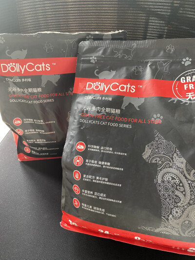 今天准备的是DollyCats猫主粮。
朋友竭力推荐，因为她家吃的很欢。
猫主粮的包装看上去还挺高大上的，
颜控觉得包装赞的话，真的更愿意购入哦。
当然，猫粮品质也很重要，不仅需要营养丰富，
至少要像咕噜吃完这么开…