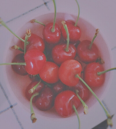 甜甜的樱桃，可可爱爱(๑• . •๑)