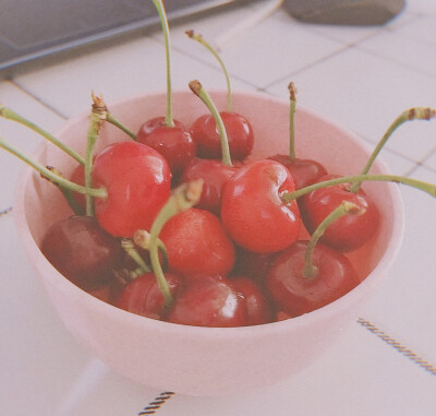 甜甜的樱桃，可可爱爱(๑• . •๑)