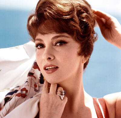 意大利著名女演员Gina Lollobrigida，热衷于摄影和雕塑艺术，也是著名的珠宝大藏家 ​​​