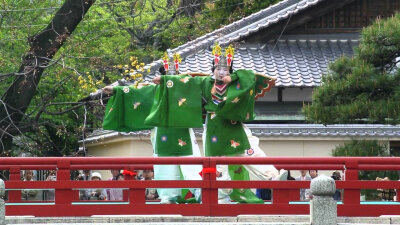 雅楽「胡蝶の舞」 雅楽分作唐国传来的左舞（太平楽 · 打球楽等等）和高丽传来的右舞（八仙 · 纳曾利等等）两大系统，仪式上通常也分左右两方，先后献左舞和作为答礼的右舞。「胡蝶の舞」属于高丽壹越調的右舞，与htt…