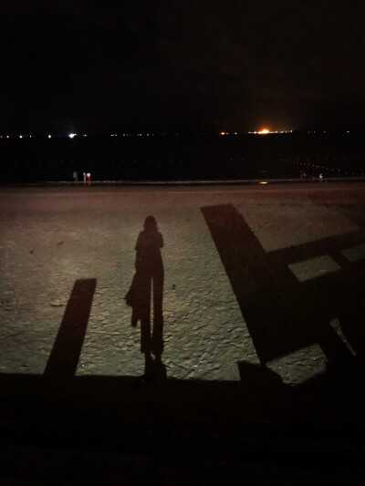 只有影子陪着米乐