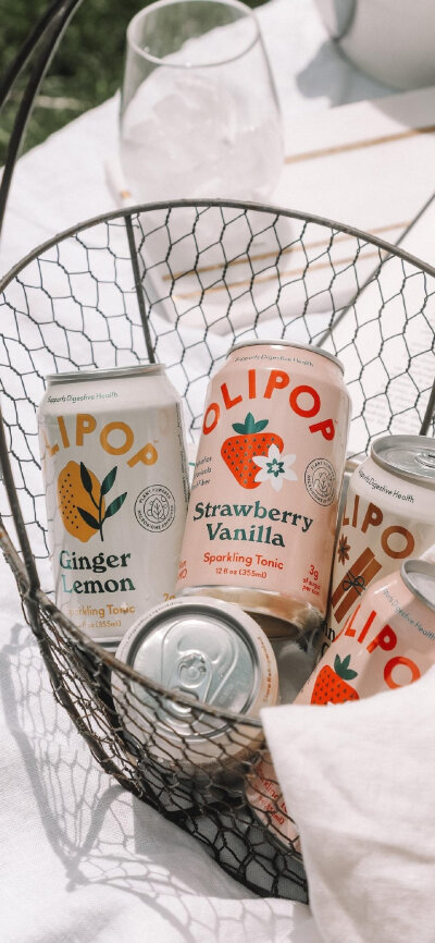 “我依旧是曾经模样，过着不咸不淡的人生。”