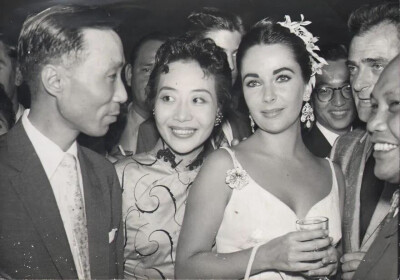 1957年，老上海歌星梁萍（前左二）、香港娱乐大亨邵逸夫（前左一）与好莱坞影星伊丽莎白·泰勒、电影制片人迈克尔·托德（右二）合影。