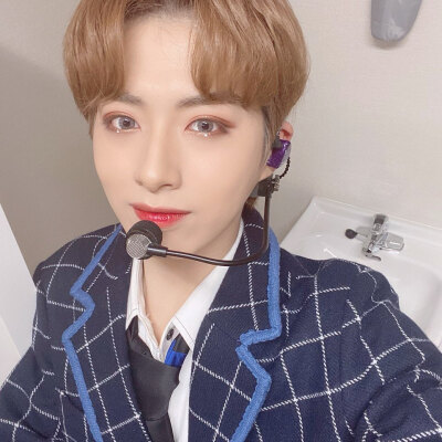 ONEUS 孙东柱/XION
cr.official_oneus