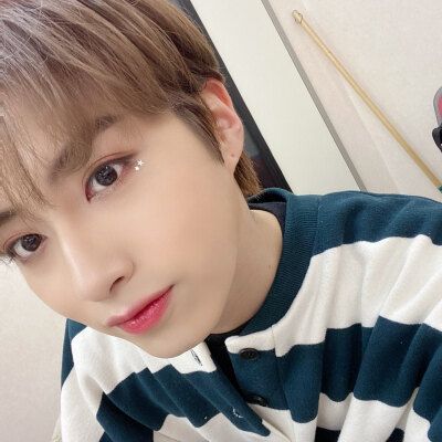 ONEUS 孙东柱/XION
cr.official_oneus