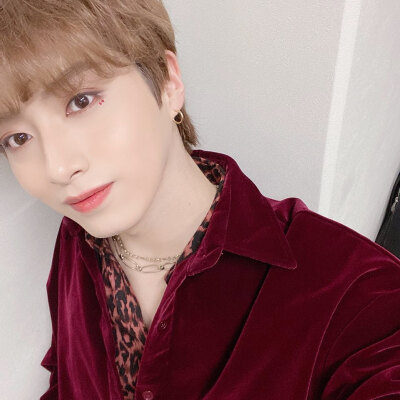 ONEUS 孙东柱/XION
cr.official_oneus