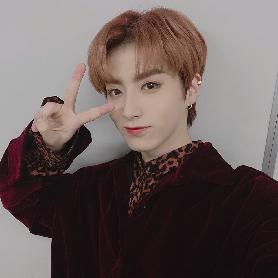 ONEUS 孙东柱/XION
cr.official_oneus