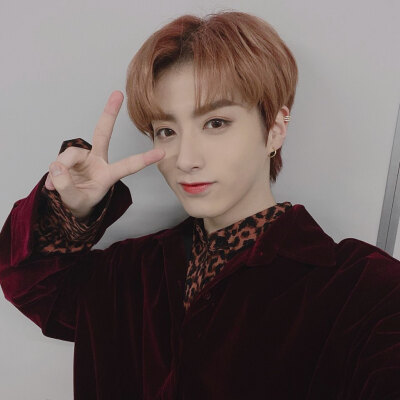 ONEUS 孙东柱/XION
cr.official_oneus