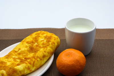 早餐 早饭 早点 肉松面包 面包 肉松 牛奶 饮品 桔子 白色瓷盘 餐垫 咖啡色背景 水果 鸡蛋 小麦 面粉 白面 熟的 甜点 糕点 点心 面点 烤 烘焙 食物 食品 美食 美味 膳食 饮食 容器 瓷盘 圆形 焦糖色 黄色 吃 中国传统…