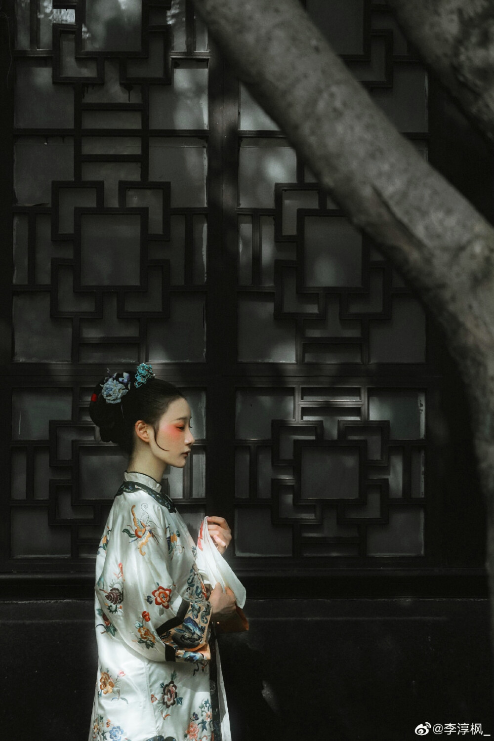 离心碎，空流泪，人不归