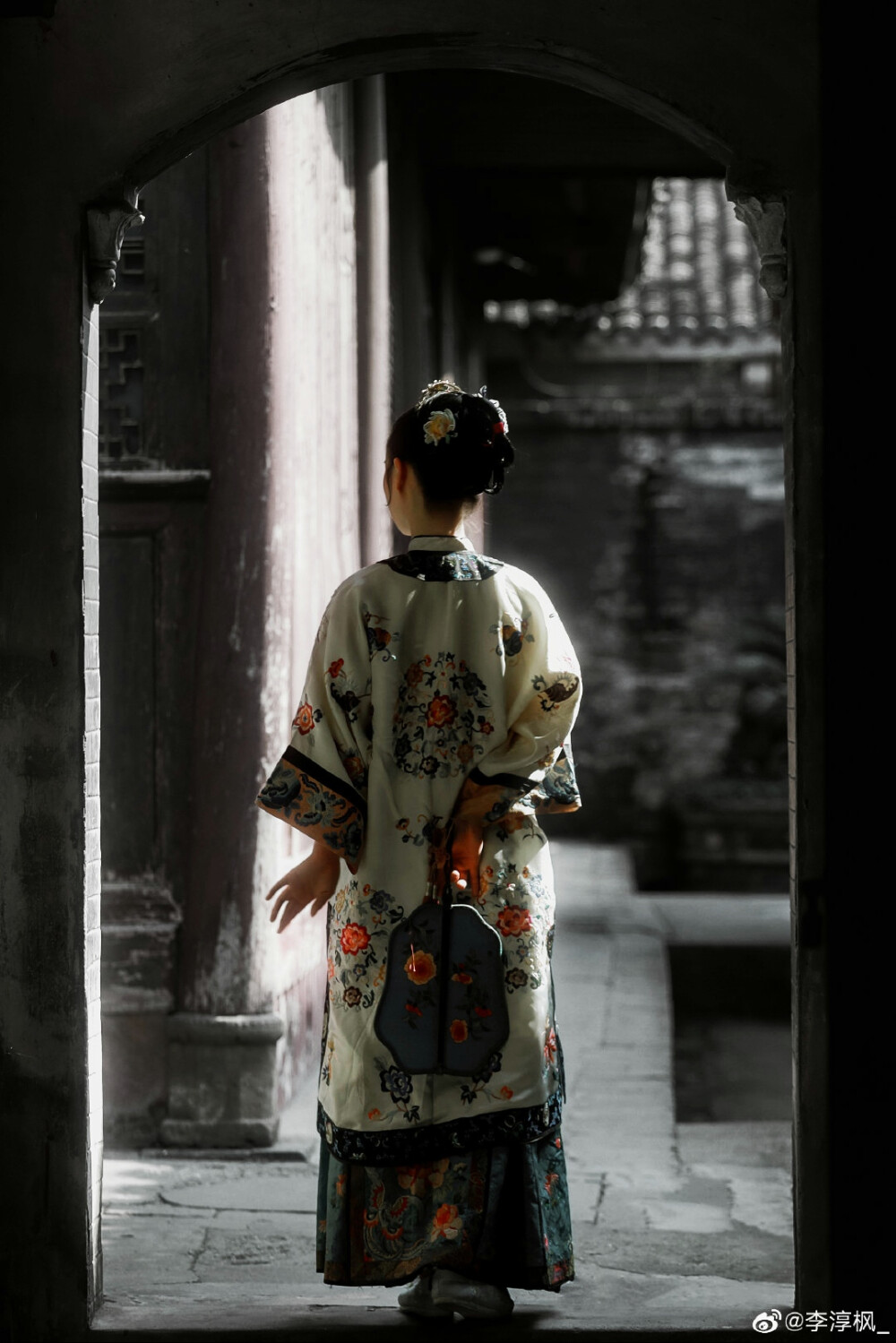 离心碎，空流泪，人不归