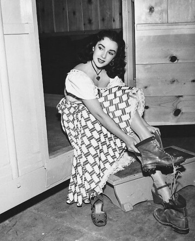 Elizabeth Taylor on the set of of Julia Misbehaves. ​​