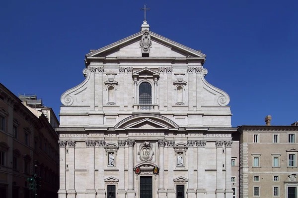 世界上第一座巴洛克建筑——罗马耶稣教堂(Chiesa del Gesù)。它建于1584年，是全世界第一座巴洛克风格的教堂，也是世界上第一座完整的巴洛克建筑。巴洛克建筑从罗马耶稣教堂发端后，不久即传遍欧洲和美洲。耶稣教堂的一个看点是著名画家巴琪亚奇的天顶壁画《耶稣之名的胜利》，他在平面上画出了具有3D效果的油画，与米开朗琪罗的《创世纪》有的一比。