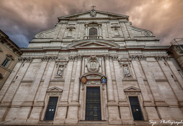 世界上第一座巴洛克建筑——罗马耶稣教堂(Chiesa del Gesù)。它建于1584年，是全世界第一座巴洛克风格的教堂，也是世界上第一座完整的巴洛克建筑。巴洛克建筑从罗马耶稣教堂发端后，不久即传遍欧洲和美洲。耶稣教堂的一个看点是著名画家巴琪亚奇的天顶壁画《耶稣之名的胜利》，他在平面上画出了具有3D效果的油画，与米开朗琪罗的《创世纪》有的一比。