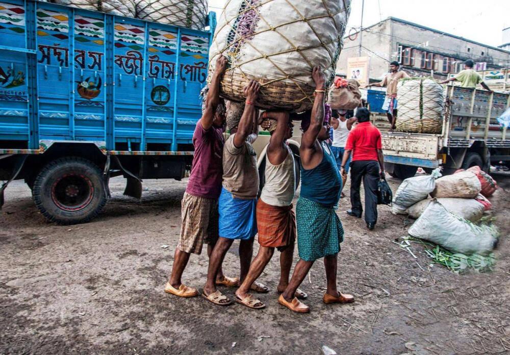 搬运工
忙于日常工作的搬运工 Photograph by abir choudhury