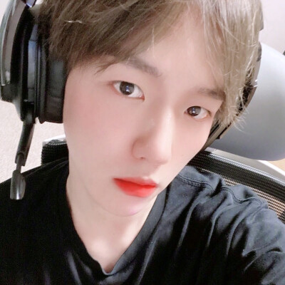 我们就像两条平行线 永远不能交叉 可我还是爱你