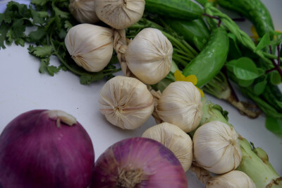 蔬菜 植物 食物 食品 健康 食材 食物原料 营养 膳食纤维 有机食品 绿色食品 健康食品 瘦身 减肥 新鲜 鲜艳 彩色 膳食 饮食 维生素 青菜 特写 白色背景 容器 竹篮子 洋葱 蒜 大蒜 冬瓜 辣椒 尖椒 莴笋 圆白菜 洋白…