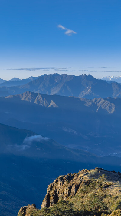 「暮色醉人，愿有人陪你看尽黄昏」
©一白山