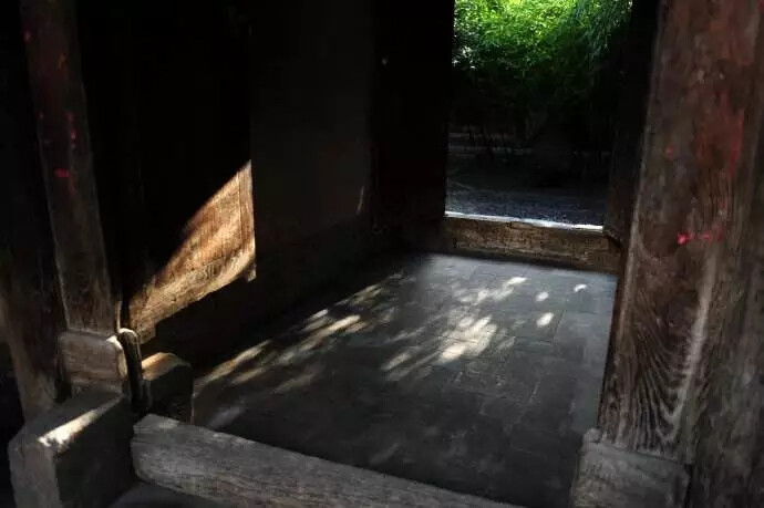 【原创】《解佩令.醉农家》
小桥流水，蒹葭翡翠。农家院、鸡鸣犬吠。垂柳门前，窗台处、懒猫憨睡。小鸡雏、忽群忽队。
篱旁茄紫，邻畦韭嫩，看瓜棚、黄瓜正脆。木架排排，绿莹莹、葡萄欲坠。令遊人、又痴又醉。
文/李国华
图/堆糖（订阅 @一诗一文 发现诗意生活、每天给你温暖陪伴 ）