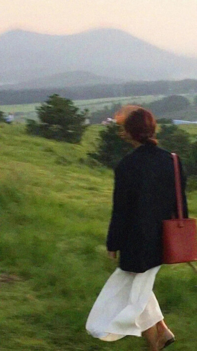 壁纸｜ 出现在别人的世界里要像一份礼物
公众号：莫拾
每日分享壁纸、头像、背景图、文案，分享温柔美好，期待与你相遇～