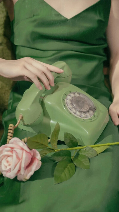 壁纸｜ 出现在别人的世界里要像一份礼物
公众号：莫拾
每日分享壁纸、头像、背景图、文案，分享温柔美好，期待与你相遇～