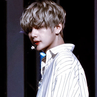 “遇见你是我的幸运，却是你的不幸.”
cr.花梦无期
原截_沈仙旻