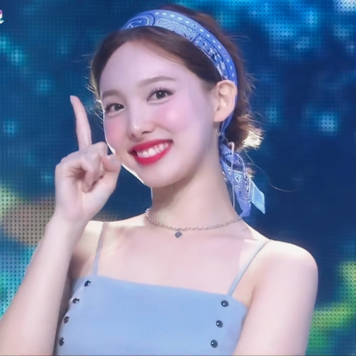 夏天有梅子味的晚霞和两三颗啤酒味的星星，以及一勺浓郁的风，冲开少女草莓味的心事