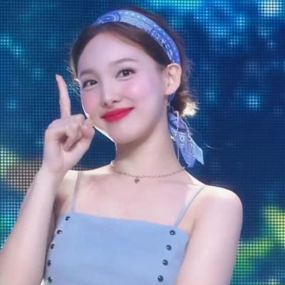 夏天有梅子味的晚霞和两三颗啤酒味的星星，以及一勺浓郁的风，冲开少女草莓味的心事