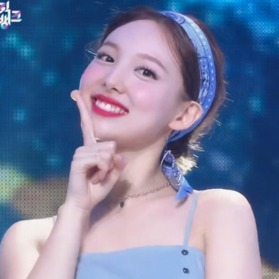 夏天有梅子味的晚霞和两三颗啤酒味的星星，以及一勺浓郁的风，冲开少女草莓味的心事