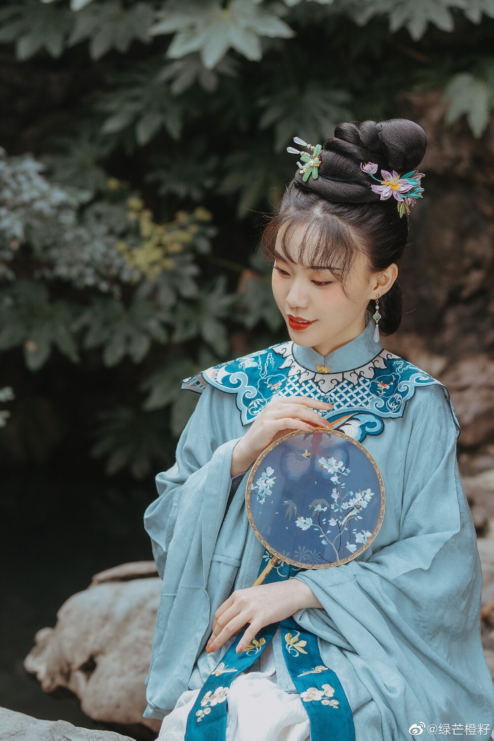 #杭州约拍#
宫墙柳，玉搔头，纤纤红酥手。
曾守望山海，苍穹一念开，
问君可知身在情长在。
#橙子客片集#
摄影：@绿芒橙籽
妆造：@蛇精病女王J
仙女客妹：@一只吃炒河粉的熊
#汉服##人像摄影##人像写真##摄影##无锡约拍#