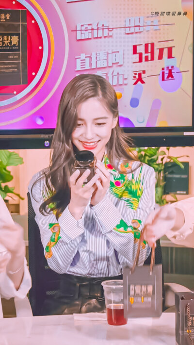 杨颖（Angelababy），1989年2月28日出生于上海市，华语影视女演员、时尚模特。2003年，Angelababy以模特身份在香港出道。2007年，她开始将工作重心转向大银幕。2011年在爱情片《夏日乐悠悠》中首次担任女主角。2012…