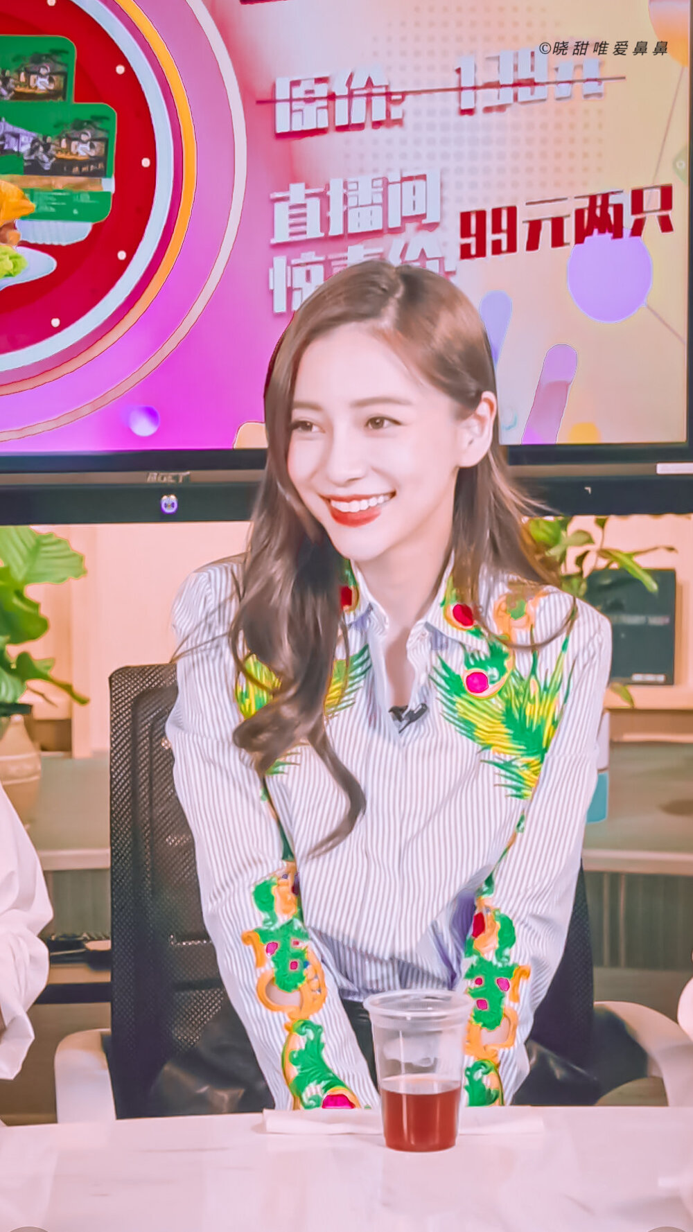 杨颖（Angelababy），1989年2月28日出生于上海市，华语影视女演员、时尚模特。2003年，Angelababy以模特身份在香港出道。2007年，她开始将工作重心转向大银幕。2011年在爱情片《夏日乐悠悠》中首次担任女主角。2012年凭借言情片《第一次》获得第13届华语电影传媒大奖最受瞩目女演员奖。2014年凭借真人秀《奔跑吧兄弟》赢得广泛关注；同年，她还因出演古装片《狄仁杰之神都龙王》获得第21届北京大学生电影节最受欢迎女演员奖。2015年，其主演的冒险片《鬼吹灯之寻龙诀》票房突破16亿人民币，而她也凭借该片获得第33届大众电影百花奖最佳女配角奖。2017年其主演的古装剧《孤芳不自赏》取得全国同时段电视剧收视冠军。创业时代。