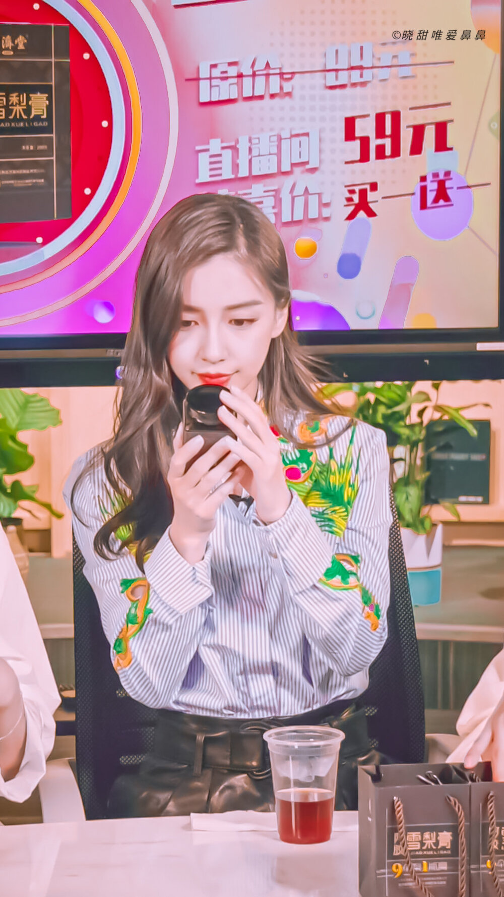 杨颖（Angelababy），1989年2月28日出生于上海市，华语影视女演员、时尚模特。2003年，Angelababy以模特身份在香港出道。2007年，她开始将工作重心转向大银幕。2011年在爱情片《夏日乐悠悠》中首次担任女主角。2012年凭借言情片《第一次》获得第13届华语电影传媒大奖最受瞩目女演员奖。2014年凭借真人秀《奔跑吧兄弟》赢得广泛关注；同年，她还因出演古装片《狄仁杰之神都龙王》获得第21届北京大学生电影节最受欢迎女演员奖。2015年，其主演的冒险片《鬼吹灯之寻龙诀》票房突破16亿人民币，而她也凭借该片获得第33届大众电影百花奖最佳女配角奖。2017年其主演的古装剧《孤芳不自赏》取得全国同时段电视剧收视冠军。创业时代。