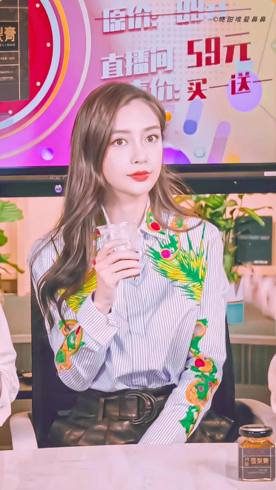 杨颖（Angelababy），1989年2月28日出生于上海市，华语影视女演员、时尚模特。2003年，Angelababy以模特身份在香港出道。2007年，她开始将工作重心转向大银幕。2011年在爱情片《夏日乐悠悠》中首次担任女主角。2012年凭借言情片《第一次》获得第13届华语电影传媒大奖最受瞩目女演员奖。2014年凭借真人秀《奔跑吧兄弟》赢得广泛关注；同年，她还因出演古装片《狄仁杰之神都龙王》获得第21届北京大学生电影节最受欢迎女演员奖。2015年，其主演的冒险片《鬼吹灯之寻龙诀》票房突破16亿人民币，而她也凭借该片获得第33届大众电影百花奖最佳女配角奖。2017年其主演的古装剧《孤芳不自赏》取得全国同时段电视剧收视冠军。创业时代。