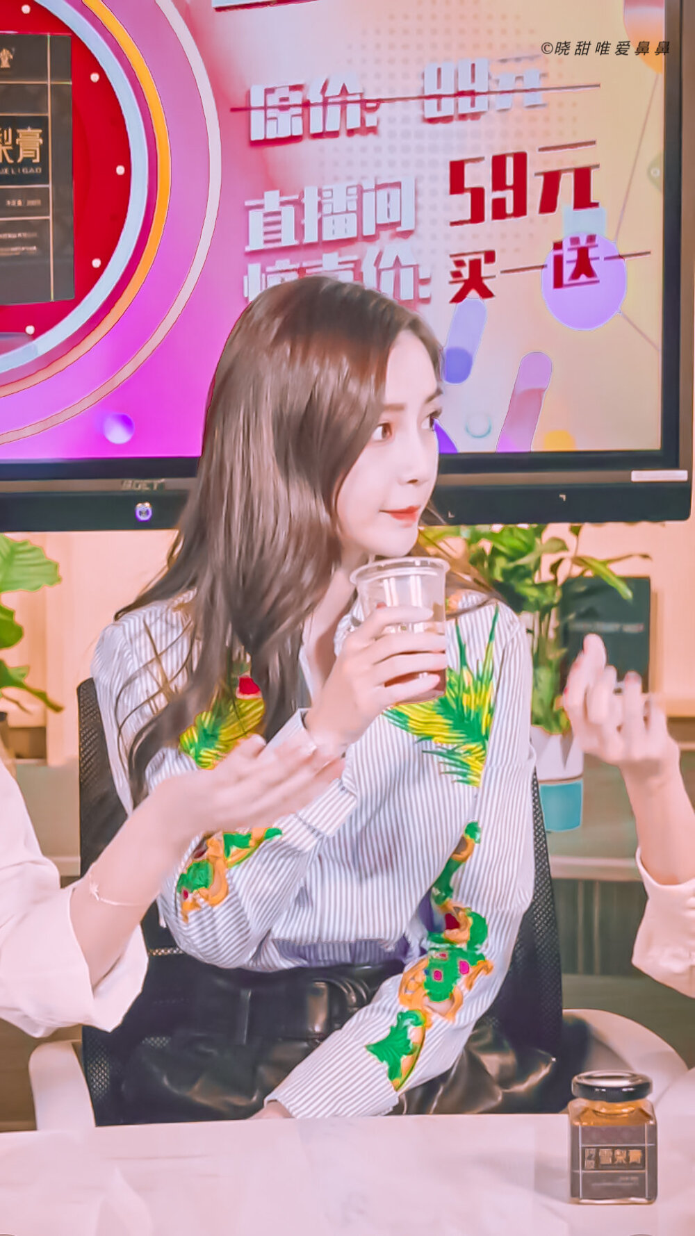 杨颖（Angelababy），1989年2月28日出生于上海市，华语影视女演员、时尚模特。2003年，Angelababy以模特身份在香港出道。2007年，她开始将工作重心转向大银幕。2011年在爱情片《夏日乐悠悠》中首次担任女主角。2012年凭借言情片《第一次》获得第13届华语电影传媒大奖最受瞩目女演员奖。2014年凭借真人秀《奔跑吧兄弟》赢得广泛关注；同年，她还因出演古装片《狄仁杰之神都龙王》获得第21届北京大学生电影节最受欢迎女演员奖。2015年，其主演的冒险片《鬼吹灯之寻龙诀》票房突破16亿人民币，而她也凭借该片获得第33届大众电影百花奖最佳女配角奖。2017年其主演的古装剧《孤芳不自赏》取得全国同时段电视剧收视冠军。创业时代。