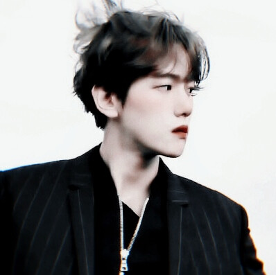 
“从前的日色变得慢， 车、马、邮件都慢 ，一生只够爱一个人 。”
边伯贤/陈泤。