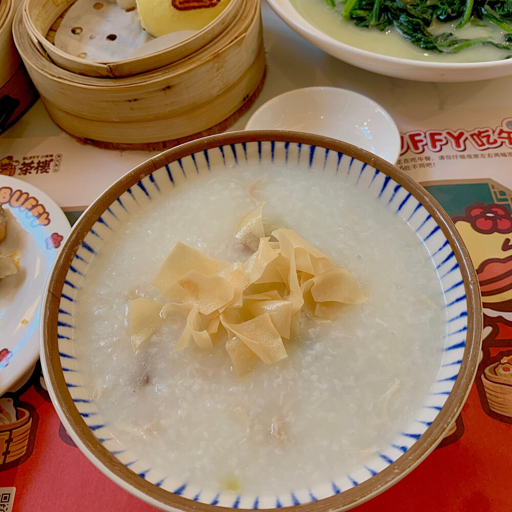 小黄鸭茶楼 ♥︎馋嘴蛙♥︎叉烧酥♥︎奶黄包♥︎虾饺♥︎皮蛋瘦肉粥♥︎上汤时蔬♥︎