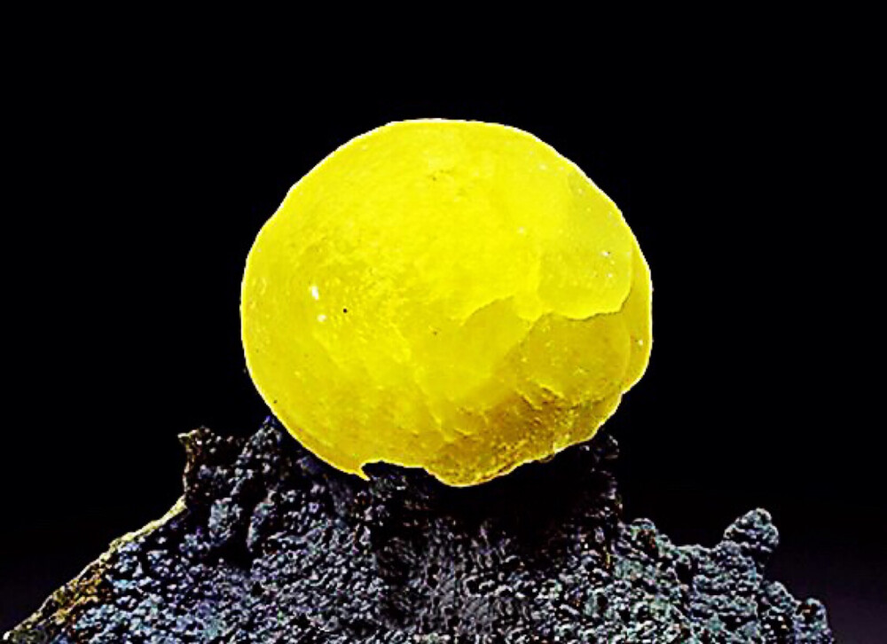  产自 波兰 柠檬味的 方解石 Calcite on Basalt - Poland ​​​