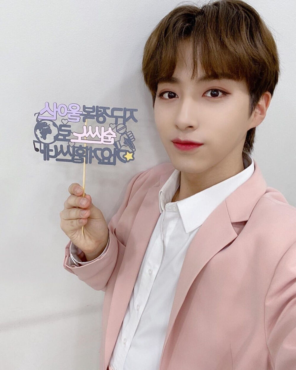 ONEUS 孙东柱/XION
cr.official_oneus