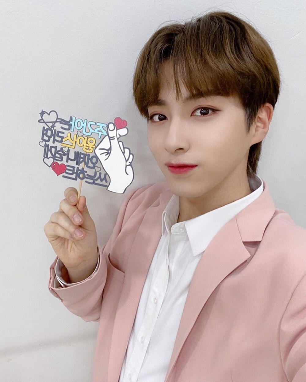 ONEUS 孙东柱/XION
cr.official_oneus