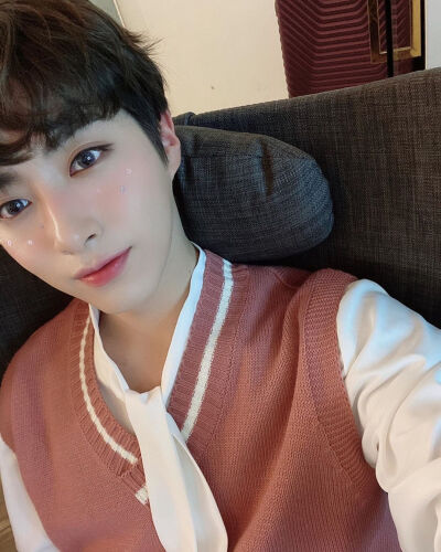 ONEUS 孙东柱/XION
cr.official_oneus