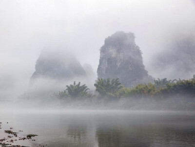 青山绿水，一叶扁舟