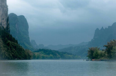 青山绿水，一叶扁舟