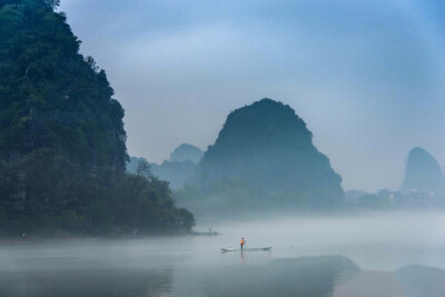 青山绿水，一叶扁舟