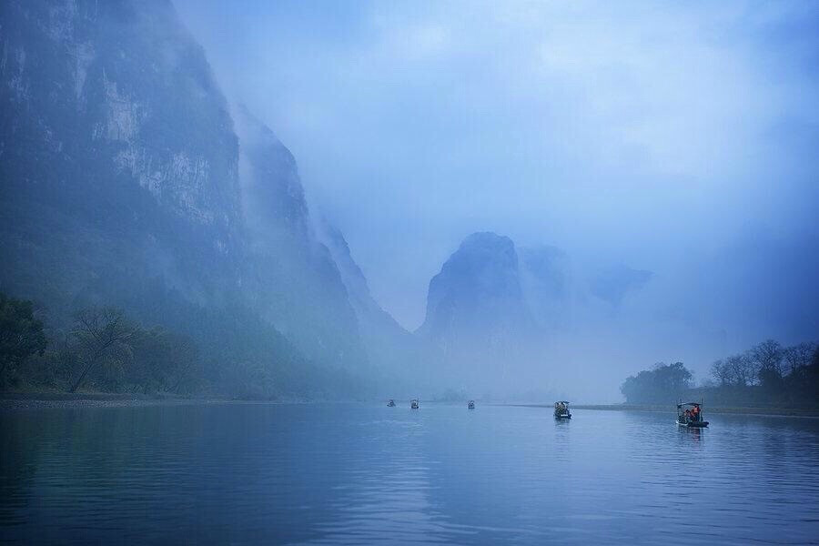 青山绿水，一叶扁舟