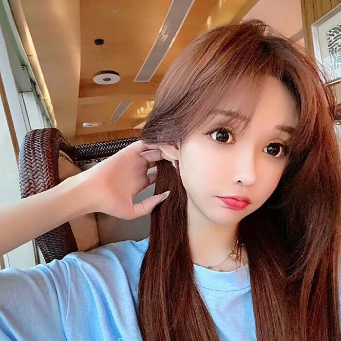 同样的发型和衣服，我只愿意和你撞衫。